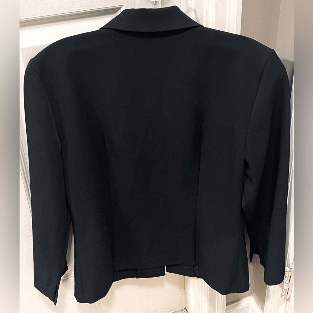 𝅺Alyn Paige women’s black blazer. - Picture 2 of 4